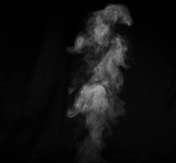 黒を背景に白煙。写真のオーバーレイのための抽象的な背景、デザイン要素 — ストック写真