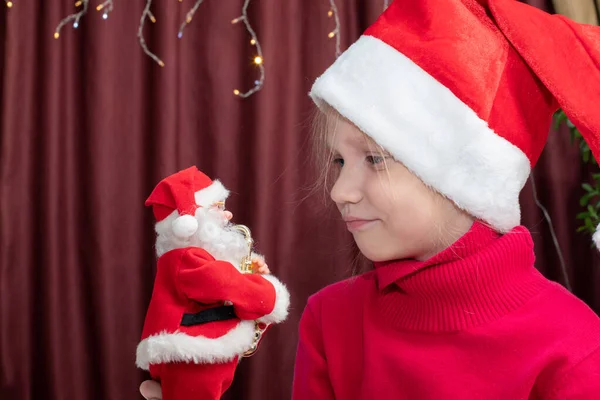 Urocza Wesoła Dziewczynka Czerwonej Czapce Świątecznej Prosi Prezenty Świętego Mikołaja — Zdjęcie stockowe