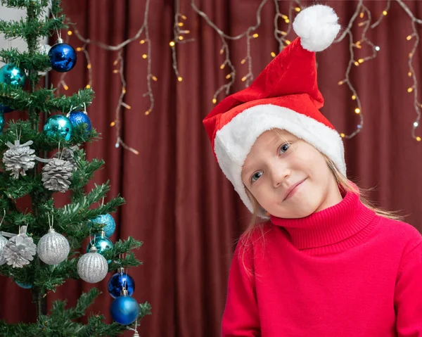 Una Chica Con Suéter Rojo Una Gorra Roja Navidad Parece — Foto de Stock