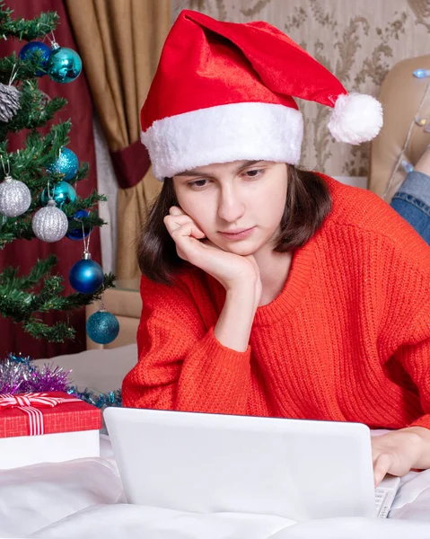 Świąteczne Pozdrowienia Online Dziewczyna Santa Claus Kapelusz Rozmowy Pomocą Laptopa — Zdjęcie stockowe