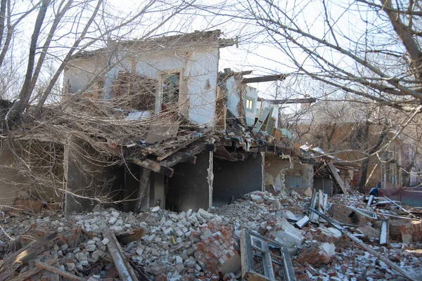 Desmantelamiento Edificio Viejo Derrumbado Cataclismo Vejez Edificio Sin Pared Techo — Foto de Stock