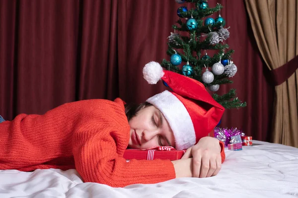 Retrato Una Joven Caucásica Sombrero Navidad Suéter Rojo Durmiendo Cama — Foto de Stock
