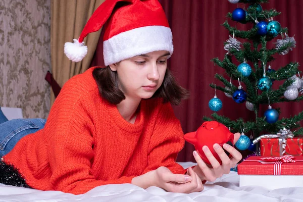 Ahorro Compra Regalos Navidad Chica Triste Sombrero Navidad Roja Suéter — Foto de Stock