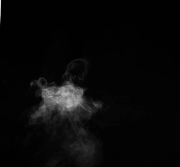 黒を背景に白煙 暗い背景に煙が見えた 写真のオーバーレイのための抽象的な背景 デザイン要素 — ストック写真