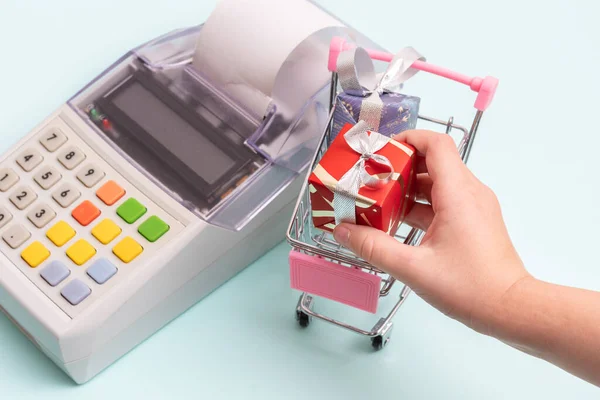 Online Shopping Concept Close Cash Register Next Cart Wrapped Boxes — Φωτογραφία Αρχείου