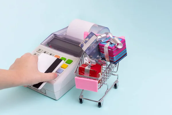 Close Woman Hand Holding Bank Card Cash Register Terminal Paying — Stock fotografie