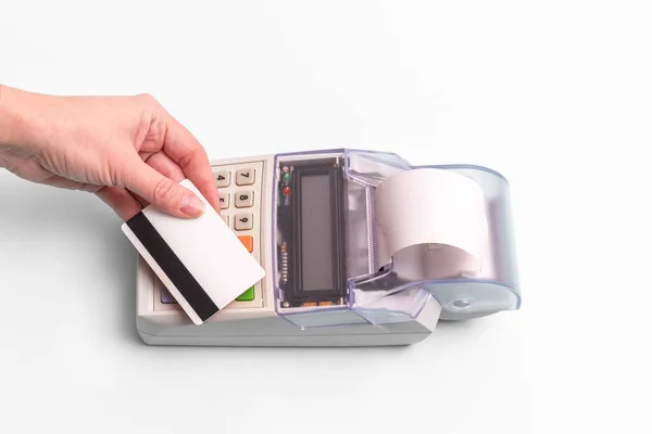 Közelkép Egy Kezéről Amint Bankkártyát Tart Pénztárgép Felett Hogy Fizessen — Stock Fotó