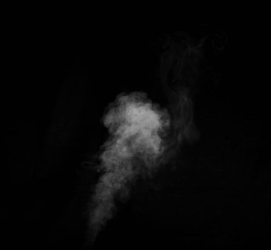 Siyah arka planda beyaz duman. Karanlık bir arka planda duman gördüm. Resimlerde üst üste koymak için soyut arkaplan, tasarım ögesi