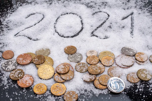 Κοντινό Πλάνο Του 2021 Αριθμούς Και Διάφορα Νομίσματα Που Καλύπτονται — Φωτογραφία Αρχείου