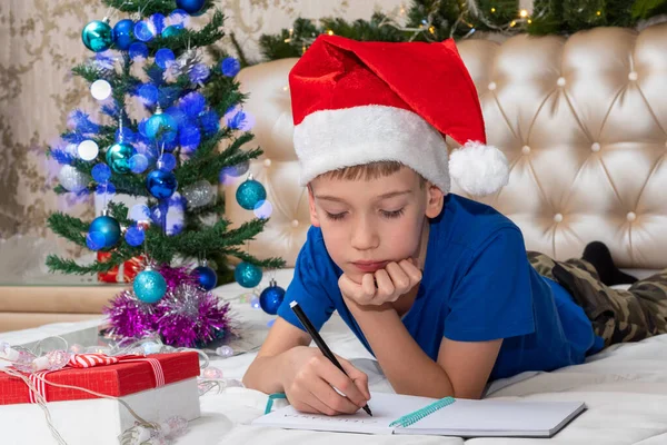 Niño Pequeño Sueña Con Regalos Viene Con Una Carta Santa — Foto de Stock