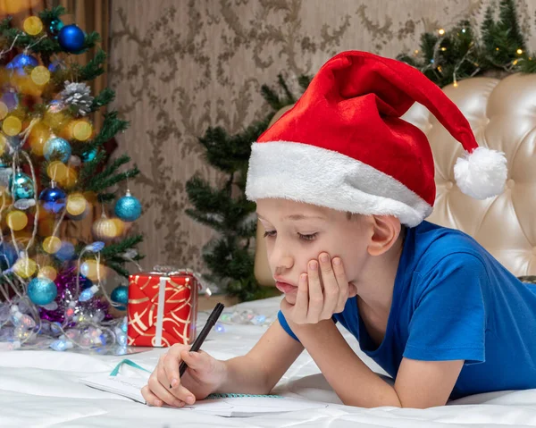 Nowy Rok Tradycje Świąteczne Mały Biały Chłopiec Czerwonym Kapeluszu Mikołaja — Zdjęcie stockowe