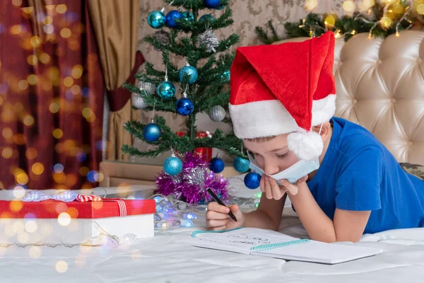 Tradycje Noworoczne Bożonarodzeniowe Podczas Izolacji Koronawirusów Mały Chłopiec Masce Medycznej — Zdjęcie stockowe