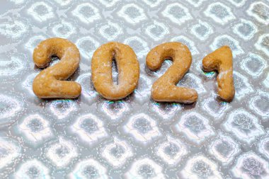 2021 Zencefilli Kurabiye Günü. Ev yapımı kurabiyeler 2021, çizgili arka plan, üst manzara, düz döşeme, kopyalama alanı. Noel dekorasyonu yemek geçmişi