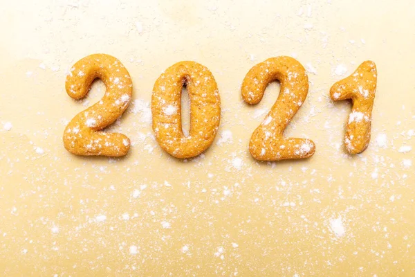 2021 Gingerbread Date Cookies Caseiros 2021 Amarelo Iluminando Fundo Vista — Fotografia de Stock