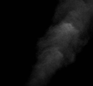 Hava doygunluğundan beyaz buhar püskürtüsü. Siyah arka planda duman parçaları. Resimlerde üst üste koymak için soyut arkaplan, tasarım ögesi