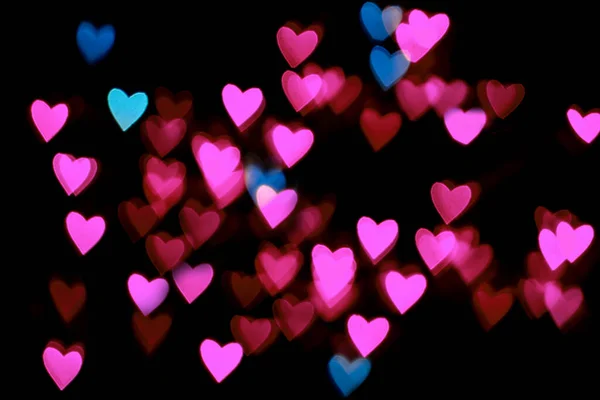 黒の背景に心の形でボケピンクと青 選択的フォーカス ボケライトハート バレンタインの日 結婚式のためのソフトロマンチックな背景 — ストック写真