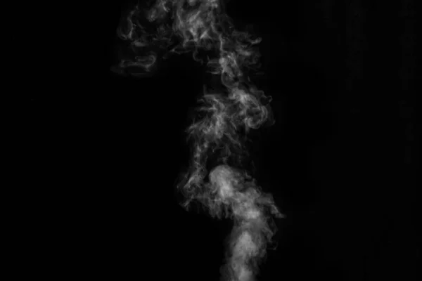 黒を背景に白煙 暗い背景に煙が見えた 写真のオーバーレイのための抽象的な背景 デザイン要素 — ストック写真