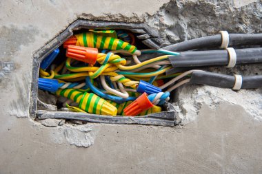 Elektrik kablolarını birbirine bağlamak için yalıtkan bağlantı kıskacı ya da kablo fındığı kullanmak