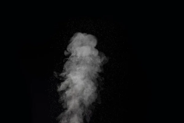 Vapor blanco con gotas de agua sobre fondo negro. Vapor rizado, humo. Fondo abstracto, elemento de diseño. —  Fotos de Stock