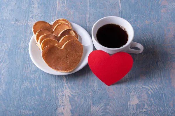 Hausgemachte Herzförmige Pfannkuchen Auf Weißem Teller Ein Becher Mit Kaffee — Stockfoto