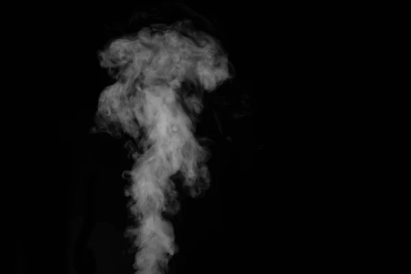 Humo blanco sobre fondo negro. Imaginé humo sobre un fondo oscuro. Fondo abstracto, elemento de diseño — Foto de Stock