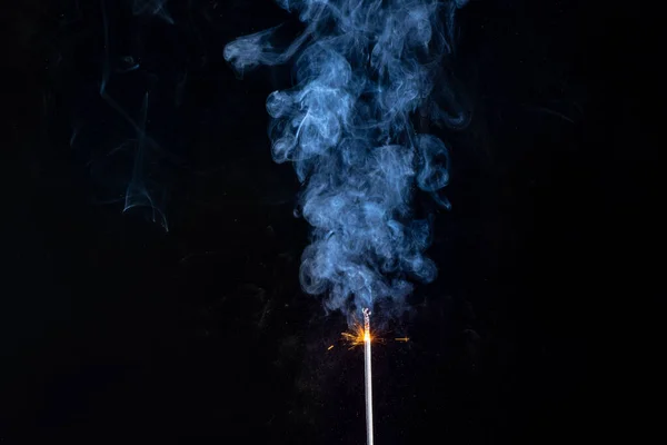 Siyah arka planda izole edilmiş bir maytaptan çıkan mavi kıvırcık duman. Fotoğraflarınız için soyut mistik duman. — Stok fotoğraf