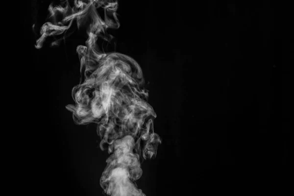 Λευκός καπνός σε μαύρο φόντο. Υπέθεσα καπνός σε σκοτεινό φόντο. Αφηρημένο φόντο, στοιχείο σχεδιασμού — Φωτογραφία Αρχείου