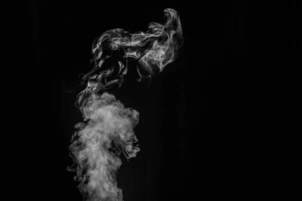 黒を背景に白煙。暗い背景に煙が見えた。要約背景、デザイン要素 — ストック写真