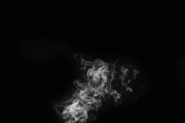 Humo blanco sobre fondo negro. Imaginé humo sobre un fondo oscuro. Fondo abstracto, elemento de diseño, para superposición en imágenes — Foto de Stock