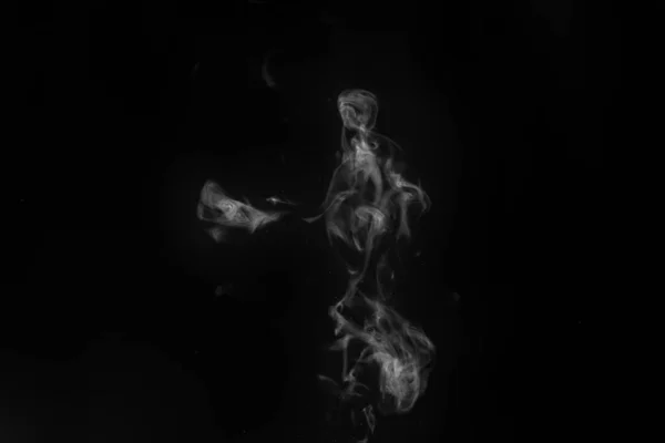 Fragmentos de humo sobre fondo negro. Fondo abstracto, elemento de diseño, para superposición en imágenes —  Fotos de Stock