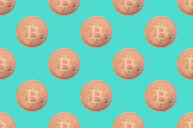 Mavi arka planda, kusursuz altın sikke desenli bitcoin. Fiziksel bit madeni para arka planda. Dijital para birimi arkaplanı. Elektronik para kavramı