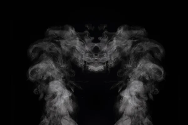 Vapor o humo en forma mística aislado sobre fondo negro. Fondo abstracto, elemento de diseño —  Fotos de Stock