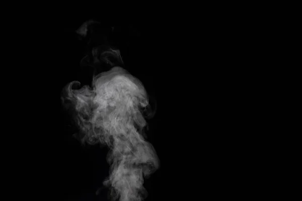 Humo blanco sobre fondo negro. Imaginé humo sobre un fondo oscuro. Fondo abstracto, elemento de diseño —  Fotos de Stock