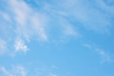 Beyaz kabarık bulutlu güzel mavi gökyüzü. Doğal arkaplan, duvar kağıdı, tekstil olarak kullanılabilir