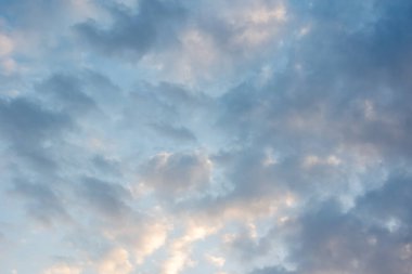 Çok renkli tüylü kümülüs bulutlarıyla güzel bir günbatımı gökyüzü. Fotoğrafların için ilahi arkaplan.