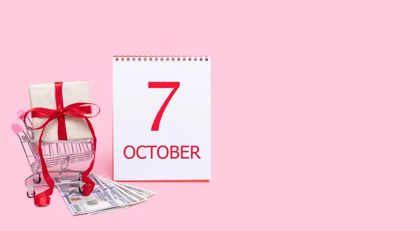 Siódmego Października Pudełko Prezentów Wózku Sklepowym Dolarach Kalendarzu Datą Października — Zdjęcie stockowe