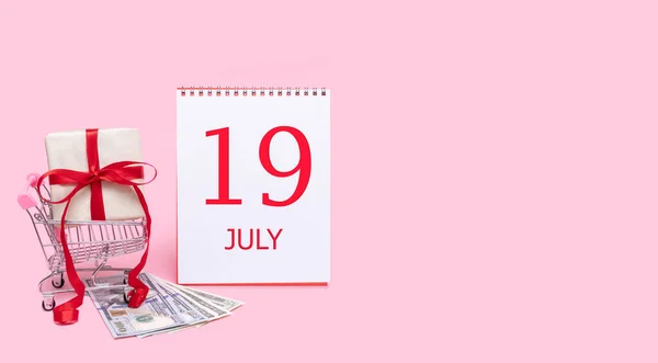 Den Nittonde Juli Presentask Kundvagn Dollar Och Kalender Med Datumet — Stockfoto