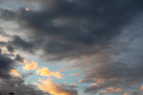 Fondo Nubes Oscuras Antes Una Tormenta Truenos Nubes Dramáticamente Iluminadas — Foto de Stock