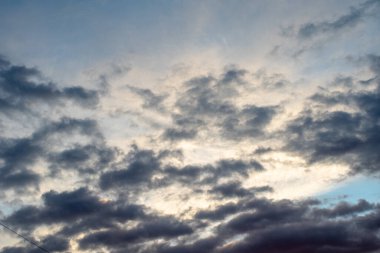 Fırtına öncesi kara bulutların arka planı. Akşamları gökyüzünde çarpıcı bir şekilde parlayan bulutlar.