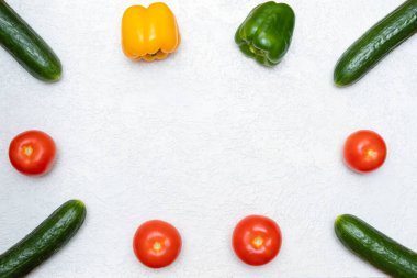 Düşük kalorili, kırmızı domatesli, salatalıklı, biberli sebzeler daire şeklinde dizilmiş.