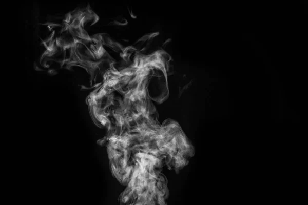 Ідеальна містична кучерява біла пара або дим ізольовані на чорному тлі. Абстрактний фон туман або смог — стокове фото