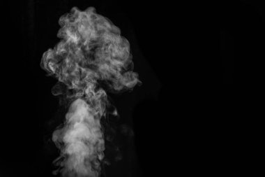 Kıvırcık beyaz buhar, sis ya da duman siyah arka planda şeffaf özel efekt. Soyut sis veya sis arkaplanı, resminiz için tasarım ögesi, kolaj düzeni.