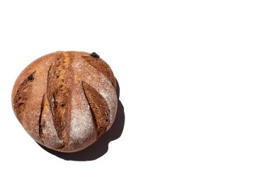 Taze ev yapımı çavdar ekmeği, beyaz arka planda izole edilmiş kuru üzümlü ekmek, üst manzara, kopyalama alanı. Sağlıklı gıda kavramı, ekmeğin faydaları.