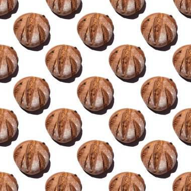 Taze ev yapımı çavdar ekmeği yuvarlak, dikişsiz desen beyaz arka plan, üst manzara, kare çerçeve. Gıda arka planı, tekstil ve ambalaj için temel olarak kullanılabilir