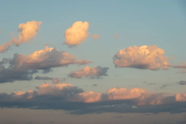 Färgstark Bild Dramatisk Himmel Med Fantastiska Moln Rosa Lila Gult — Stockfoto