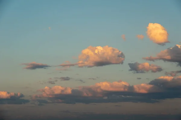 Blå vinterhimmel solnedgång med separerade rosa och gula fluffiga moln. Den perfekta himmelska bakgrunden för dina bilder — Stockfoto