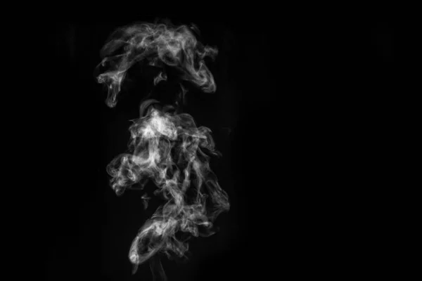 Perfekt mystisk lockigt vit ånga eller rök isolerad på svart bakgrund. Abstrakt bakgrundsdimma eller smog, designelement för Halloween, layout för collage. — Stockfoto