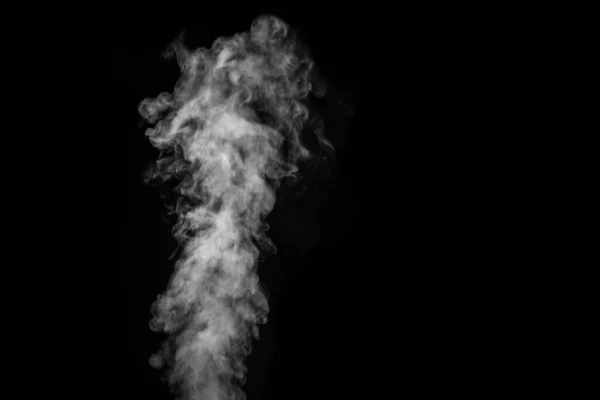 Perfecto vapor blanco rizado místico o humo aislado sobre fondo negro. Niebla de fondo abstracta o smog, elemento de diseño, diseño para collages. —  Fotos de Stock