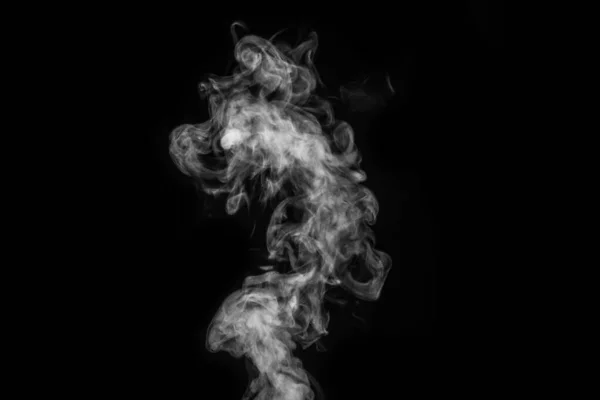 Perfektní mystické kudrnaté bílé páry nebo kouře izolované na černém pozadí. Abstraktní mlha nebo smog na pozadí — Stock fotografie