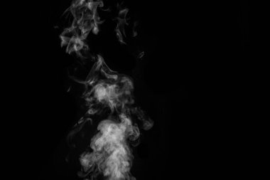 Siyah arka planda beyaz duman. Karanlık bir arka planda duman gördüm. Soyut arkaplan, tasarım ögesi